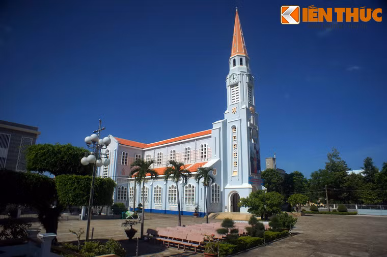 Nhà thờ được Giám mục Tardieu cho khởi công xây dựng vào năm 1938. Công trình do hội kiến trúc SIDEC thiết kế và được khánh thành vào ngày 10/12/1939.