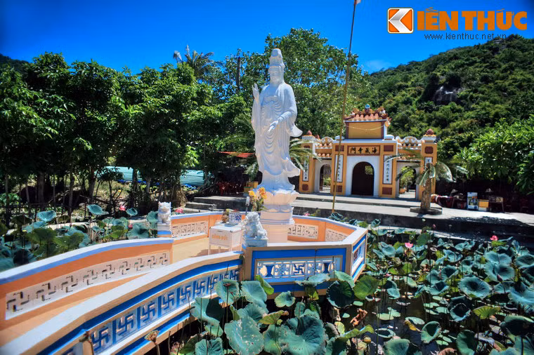 Về kiến trúc, chùa gây ấn tượng đầu tiên với bức tượng Phật Bà Quân Âm nằm phía trước, nổi bật giữa khung cảnh núi non bao quanh. Sau tượng Quan Âm là cổng tam quan.