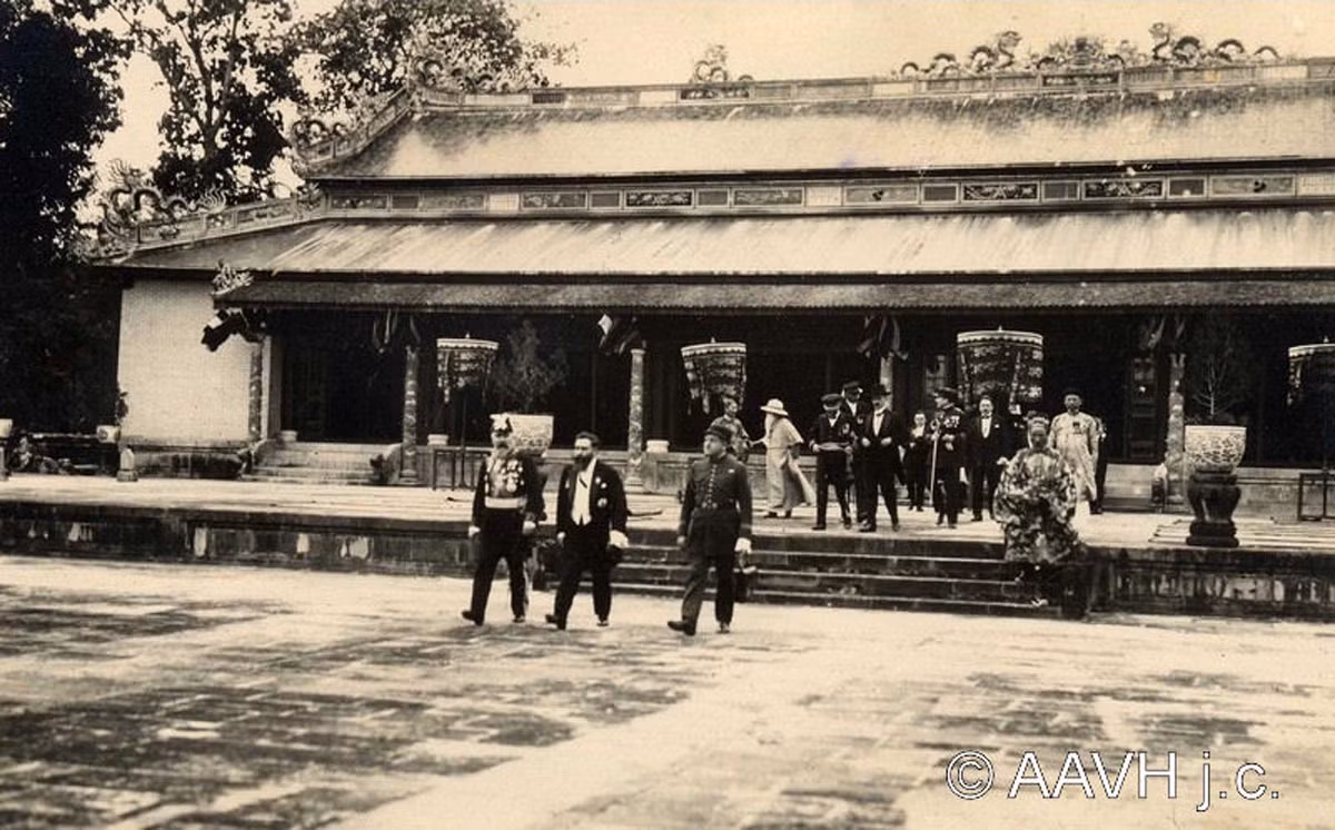 Đoàn quan khách rời điện Thái Hòa sau lễ đăng quang. Ảnh: AAVH.