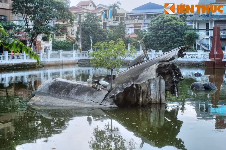 Làng Ngọc Hà chính là điểm duy nhất mà máy bay B-52 rơi trong nội thành Hà Nội. Vì vậy, phần xác máy bay rơi xuống hồ Hữu Tiệp được lưu giữ làm chứng tích chiến thắng của bộ đội phòng không - không quân, và nơi đây trở thành di tích chiến tranh ở Hà Nội. 