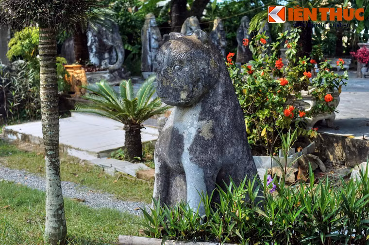 Hai bên lối vào khu lăng mộ chính có hai con chó đá cao gần 1,5m đứng canh gác.