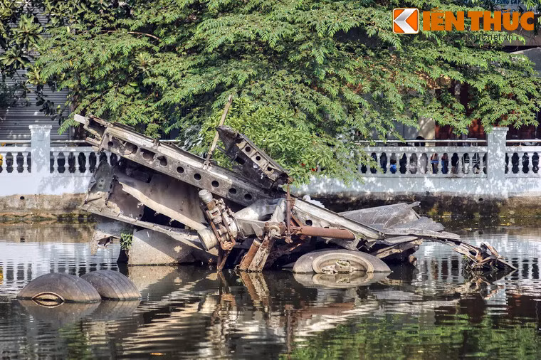 Chiếc B-52 rơi khi chưa kịp thực hiện tội ác, bom đạn vẫn còn nguyên và rơi vãi khắp làng Ngọc Hà, nhưng rất may là không nổ do chưa được kích hoạt. Dù vậy, một vài dân làng đã thiệt mạng do các mảnh xác máy bay rơi trúng.