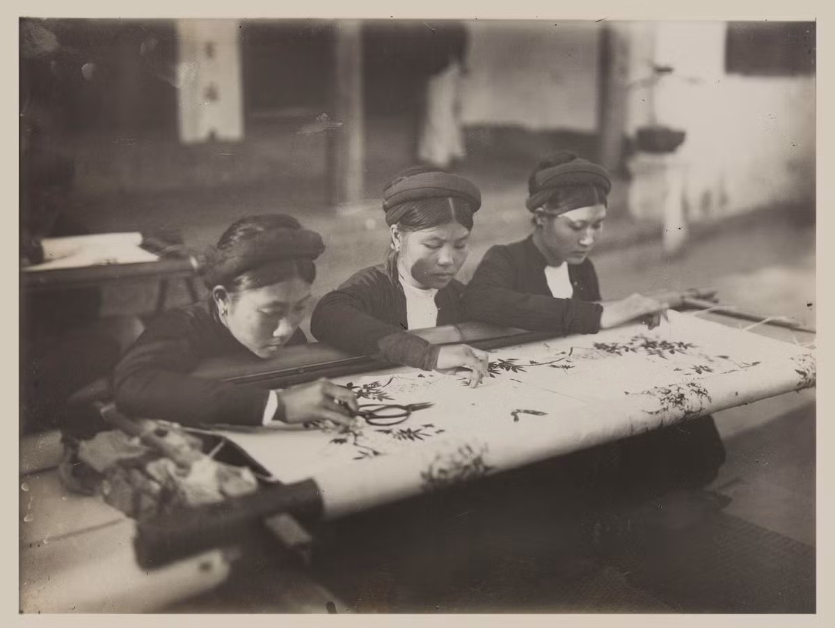 Thợ thêu trên vải lụa ở Hà Đông. Ảnh: Paris.fr.