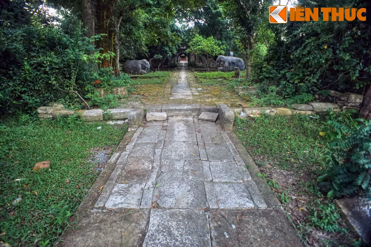 Công trình có tổng diện tích 38.000m2, bao gồm nhiều thành phần kiến trúc với chức năng khác nhau được bố trí theo kiểu "Nội công ngoại quốc", gồm 2 vòng thành khép kín: Thành đất (thành ngoại) ở ngoài, thành đá (thành nội) ở trong.