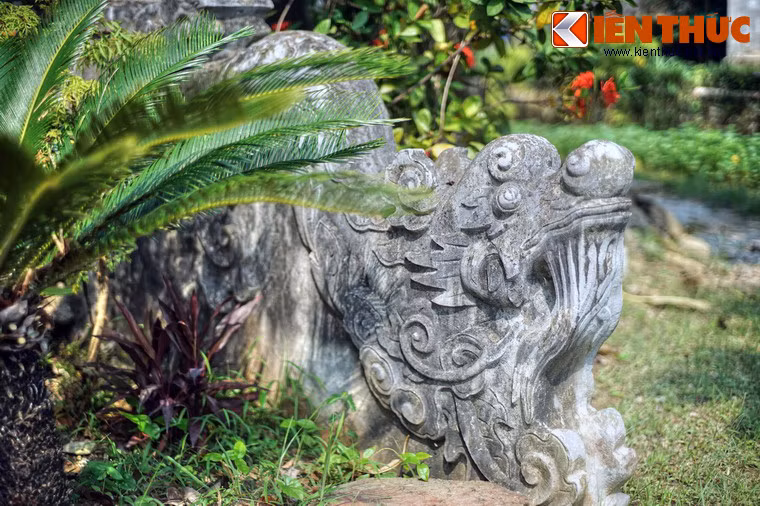 Kế đến là đôi rồng chầu được chạm trổ, điêu khắc tinh xảo nằm hai bên cửa thềm lên xuống sân lăng.