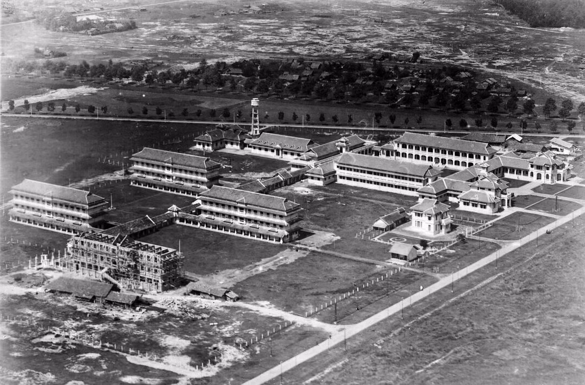 Toàn cảnh trường Petrus Ký nhìn từ trên cao, thập niên 1920. Một số tòa nhà của trường thời điểm này đang được thi công. Ảnh tư liệu.