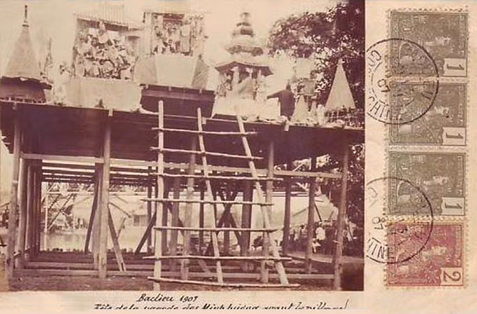 Đồ cúng cô hồn lễ trong hội chùa của người Minh Hương (một bộ phận người Hoa ở vùng Nam Bộ), Bạc Liêu năm 1907. Ảnh tư liệu.