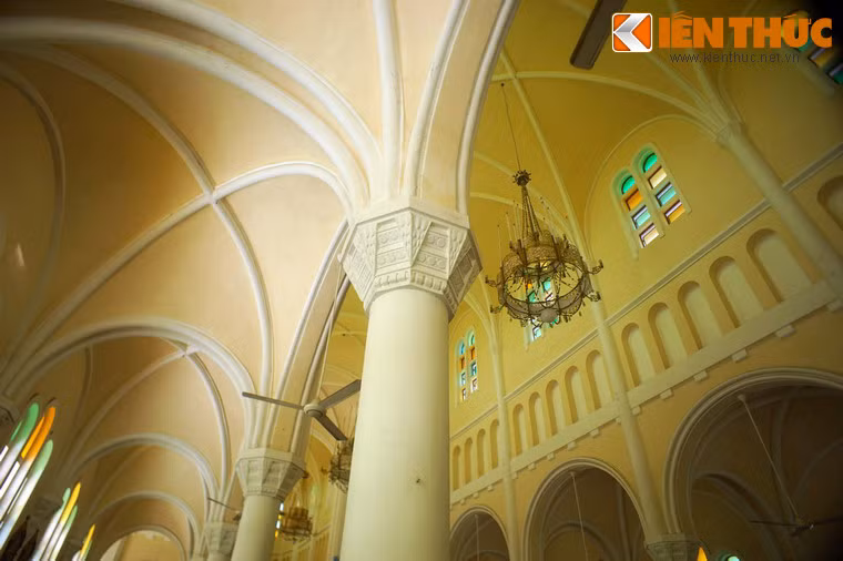 Các vòm trần cao, uốn cong tạo nên vẻ đẹp thanh thoát cho thánh đường.