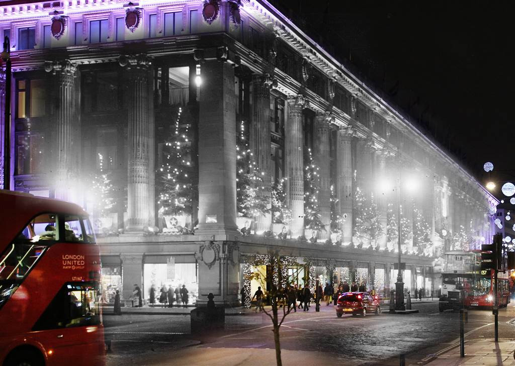 Cửa hàng bách hóa Selfridges được thắp sáng bởi đèn trang trí Giáng sinh vào ngày 6/12/1935. Ảnh: Vintag.