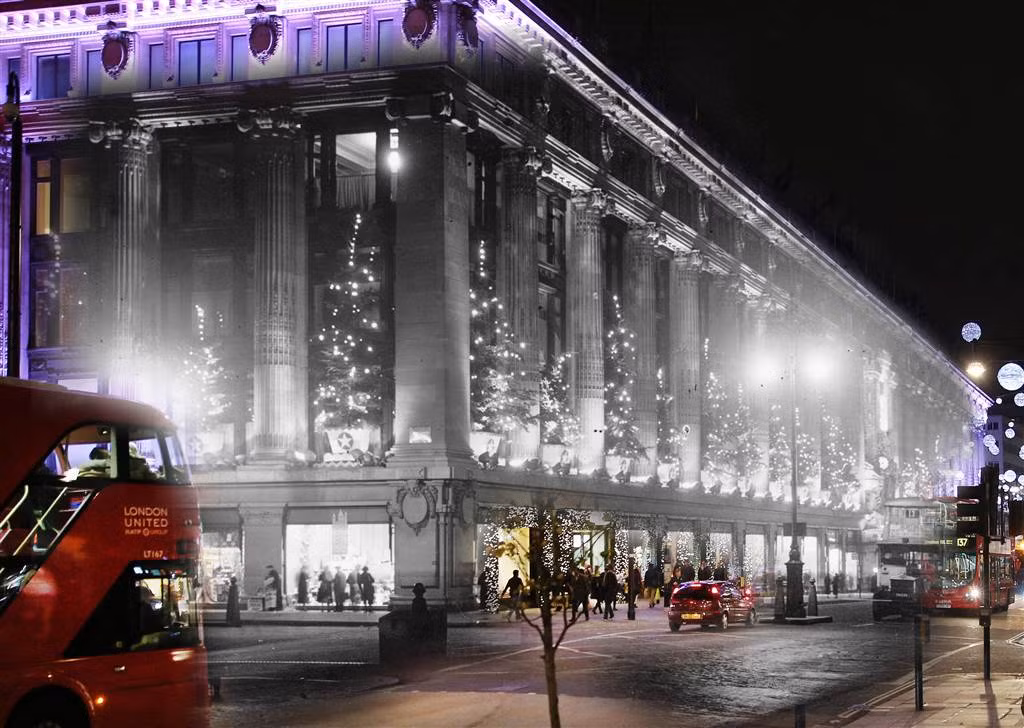 Cửa hàng bách hóa Selfridges được thắp sáng bởi đèn trang trí Giáng sinh vào ngày 6/12/1935. Ảnh: Vintag.