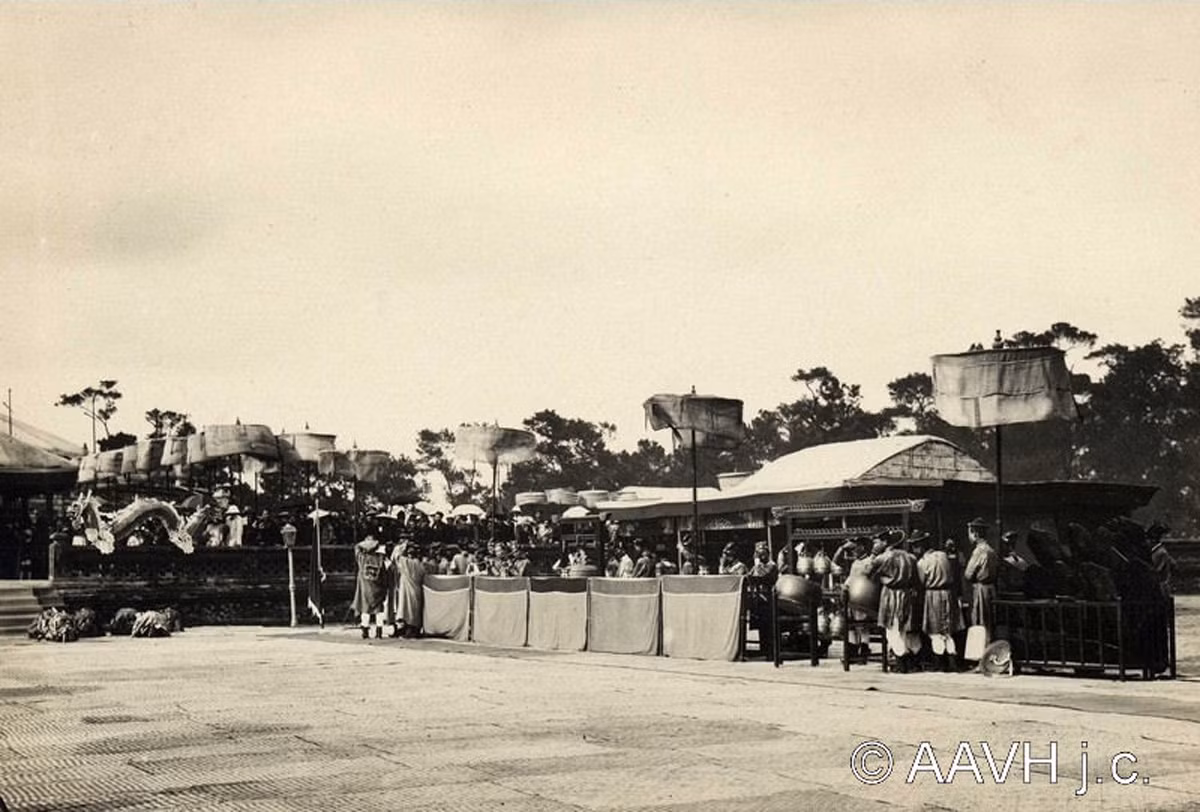 Trên sân đàn tế Nam Giao trước khi lễ tế được tiến hành.