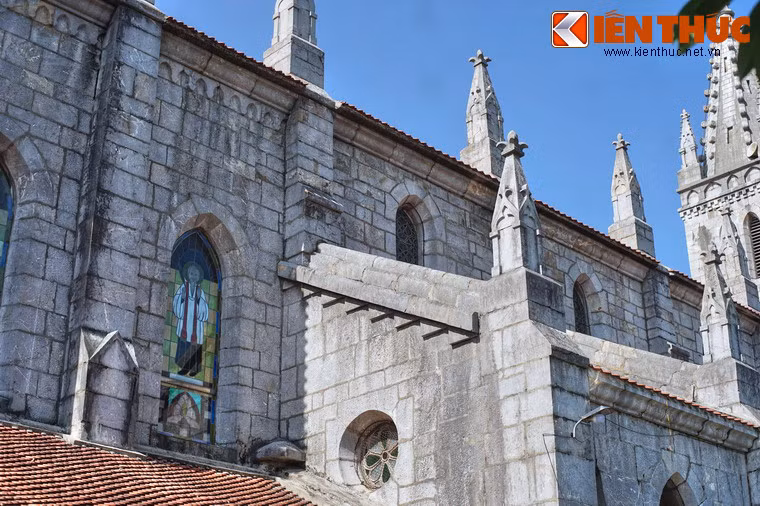 Các gờ mái nhà thờ có tổng cộng 24 tháp nhỏ bằng đá, mỗi tháp cao 2,5m.