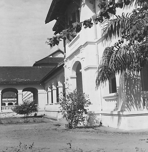 Các dãy hành lang có mái che liên kết các tòa nhà của trường. Ảnh tư liệu.