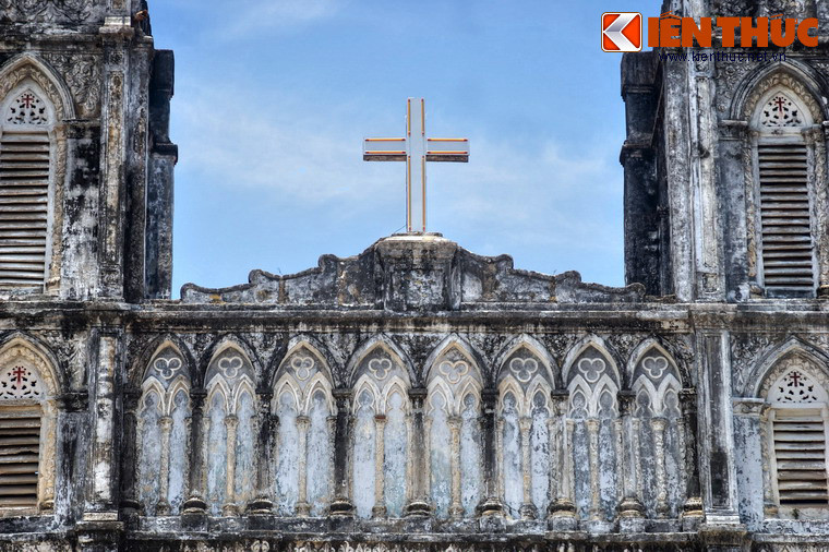 Mặt tiền nhà thờ gây ấn tượng với vẻ bề thế, hai bên là hai lầu chuông, chính giữa là thập tự giá. Các họa tiết kiến trúc được thể hiện tinh tế. Sự cầu kỳ trong trang trí mỹ thuật của nhà thờ Mằng Lăng là yếu tố ít nhà thờ nào khác sánh bằng.