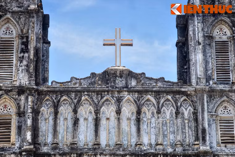 Mặt tiền nhà thờ gây ấn tượng với vẻ bề thế, hai bên là hai lầu chuông, chính giữa là thập tự giá. Các họa tiết kiến trúc được thể hiện tinh tế. Sự cầu kỳ trong trang trí mỹ thuật của nhà thờ Mằng Lăng là yếu tố ít nhà thờ nào khác sánh bằng.