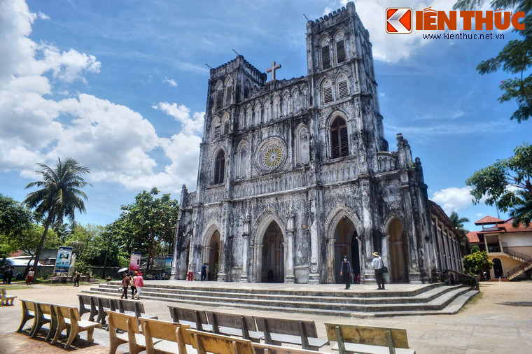  2. Miền Trung: Nhà thờ Mằng Lăng (Phú Yên). Được xây dựng từ năm 1892-1907, nhà thờ Mằng Lăng là một trong những nhà thờ lâu đời và nổi tiếng nhất Việt Nam. Công trình được xây dựng trong một khuôn viên rộng hơn 5.000 m2 có nhiều cây xanh, theo kiến trúc Gothic.