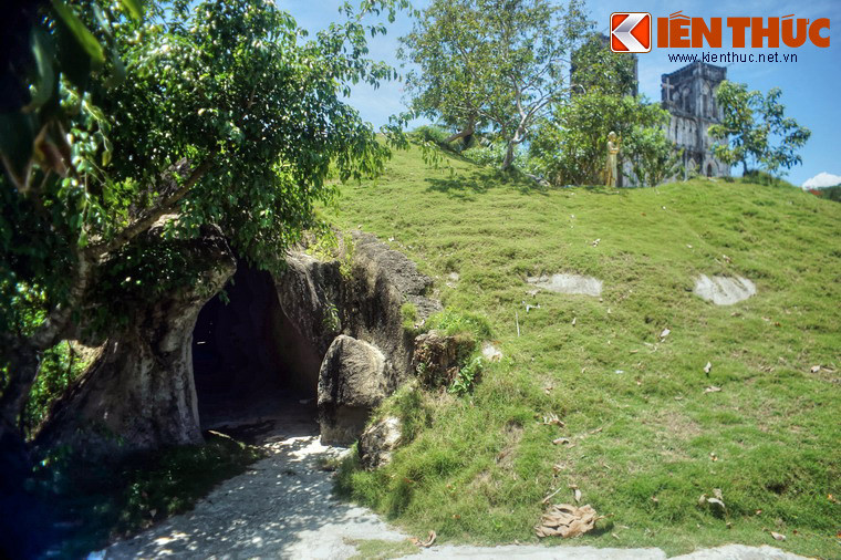 Nhà thờ Măng Lăng cũng được biết đến như nơi lưu giữ cuốn sách Quốc ngữ cổ nhất Việt Nam: Cuốn Phép giảng tám ngày của linh mục Alexandre de Rhodes, được in năm 1651 tại Roma, Italia. Cuốn sách được trưng bày ở khu hầm nằm trong lòng một quả đồi nhân tạo.