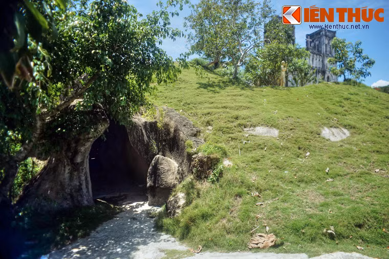 Nhà thờ Măng Lăng cũng được biết đến như nơi lưu giữ cuốn sách Quốc ngữ cổ nhất Việt Nam: Cuốn Phép giảng tám ngày của linh mục Alexandre de Rhodes, được in năm 1651 tại Roma, Italia. Cuốn sách được trưng bày ở khu hầm nằm trong lòng một quả đồi nhân tạo.