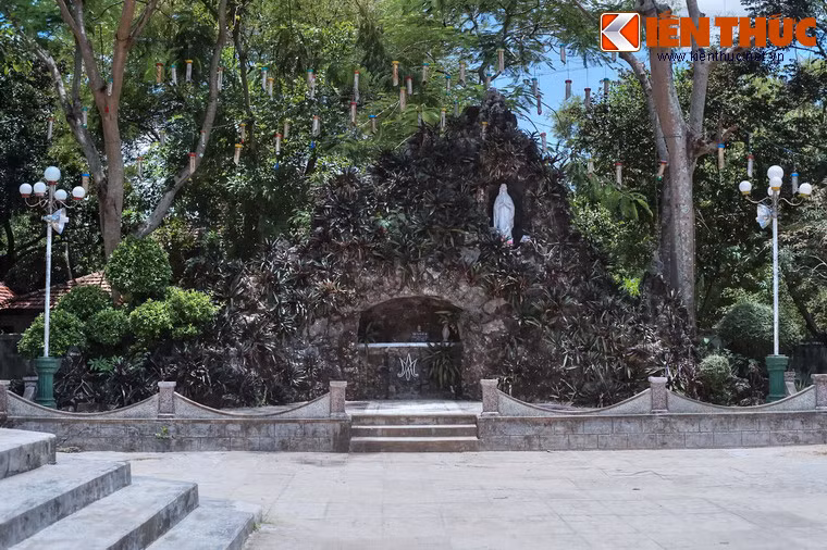 Hang đá của nhà thờ Mằng Lăng.