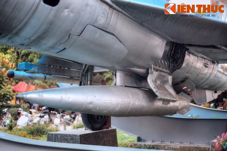Người đầu tiên lập công cùng MiG-21 4324 là phi công Lê Trọng Huyên. Ngày 30/4/1967, ông xuất kích chiến đấu, bắn rơi một chiếc “thần sấm” F-105 trên bầu trời Bắc Thái (nay thuộc địa bàn hai tỉnh Bắc Cạn và Thái Nguyên).