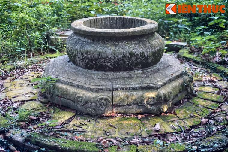 Trong khuôn viên của lăng mộ Phúc Khê tướng công Nguyễn Văn Nghi (lăng Quận Nghi) ở xã Đông Thanh, huyện Đông Sơn, tỉnh Thanh Hóa tồn tại một giếng đá cổ tuyệt đẹp với tuổi đời gần 5 thế kỷ.