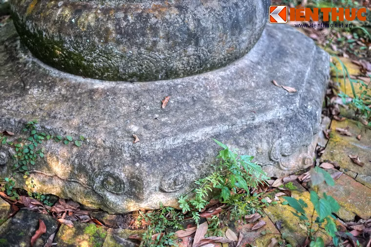 Bệ giếng đá lăng Quận Nghi được giật cấp, các góc có chạm hoa văn mềm mại.