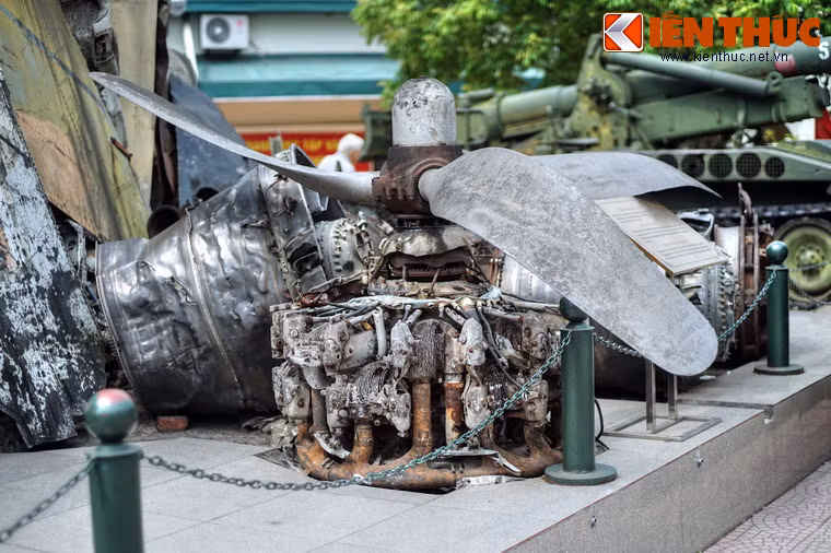 Phần động cơ của máy bay cánh quạt Hellcat do Mỹ chế tạo, viện trợ cho Pháp, bị Quân đội Nhân dân Việt Nam bắn rơi ở mặt trận Điện Biên Phủ năm 1954.
