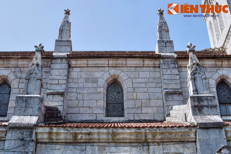 Cửa sổ dạng vòm nhọn đặc trưng của kiến trúc Gothic.