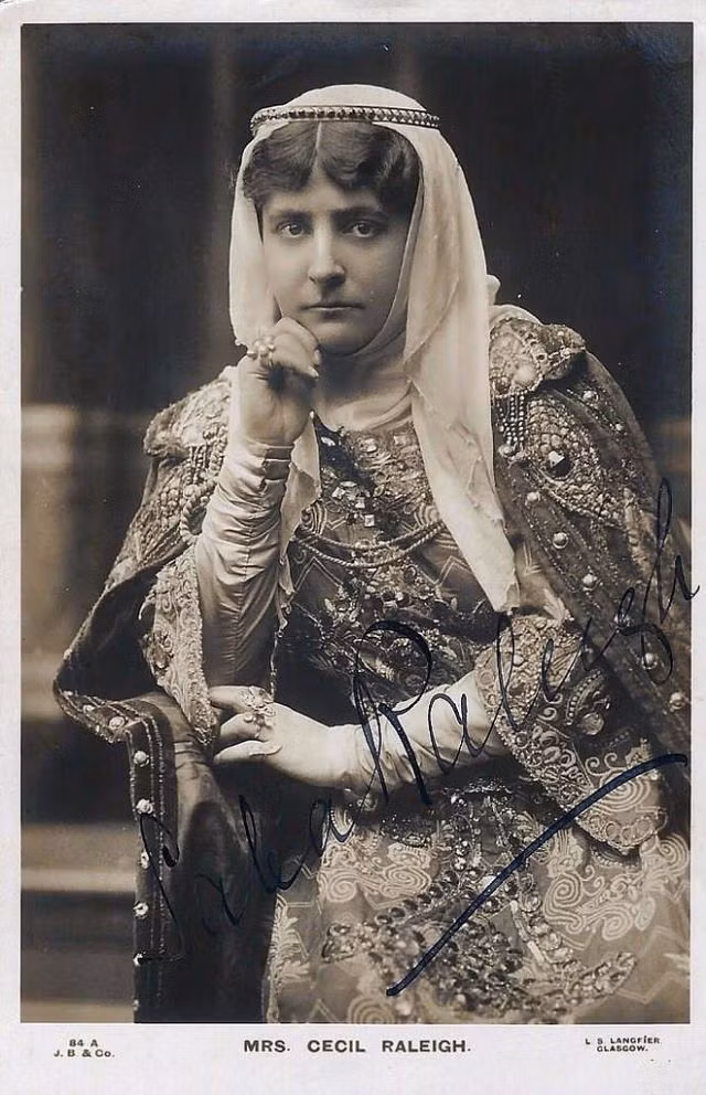 Saba Raleigh sinh năm 1862, là nữ diễn viên gạo cội của nền điện ảnh Anh quốc thời kỳ sơ khởi. Cô đã có một sự nghiệp diễn xuất đáng tự hào với ít nhất 14 bộ phim còn được lưu giữ. Ảnh: Vintag.