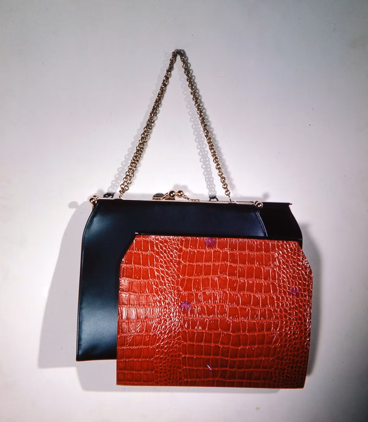 Túi xách bằng da, giá 2,98 USD/chiếc, bán được 20.000 chiếc. Ảnh: Life.