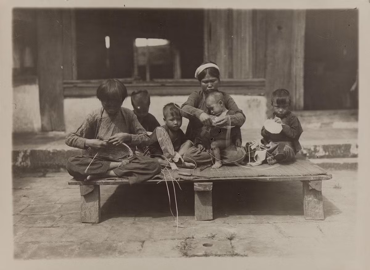 Trẻ em tham gia sản xuất ở làng nghề mây tre đan Phú Vinh, tỉnh Hà Đông (nay thuộc chuyện Chương Mỹ, Hà Nội). Ảnh: Paris.fr.