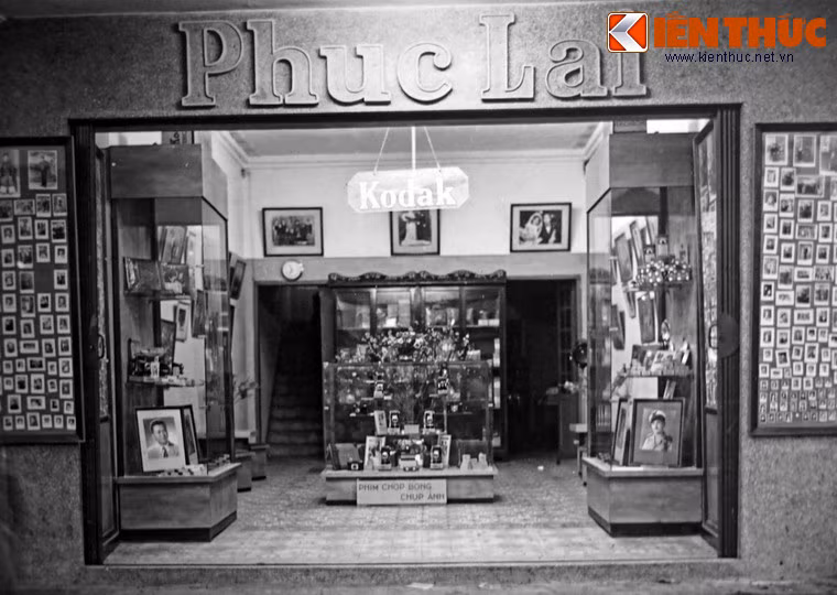  3. Hiệu ảnh Phúc Lai (Hải Phòng). Khoảng năm 1925, ông Nguyễn Văn Đính từ làng Lai Xá đến Hải Phòng làm nghề ảnh và rất thành công với hiệu ảnh mang tên Phúc Lai ở phố Cầu Đất. Căn nhà hai tầng vừa là nơi ở của gia đình, vừa là hiệu ảnh với 7-8 thợ làm ảnh cùng làng.