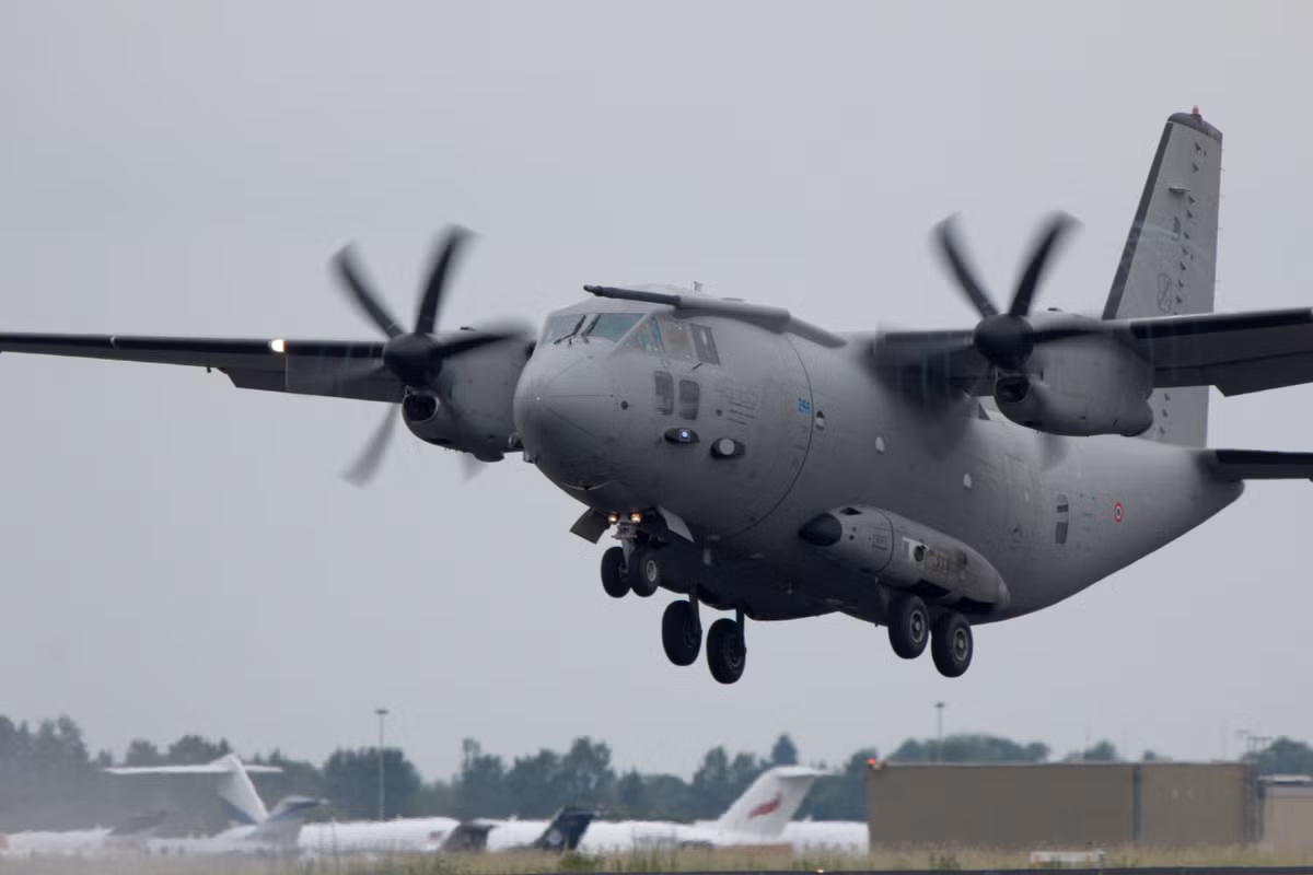 Kích thước và tính năng của C-27J bằng một nửa C-130, có thể chở một xe bọc thép khi cần. Ưu điểm của C-27J là khả năng thao diễn ở điều kiện khí hậu khắc nghiệt, điều "bất thường" với loại máy bay vận tải chiến thuật.