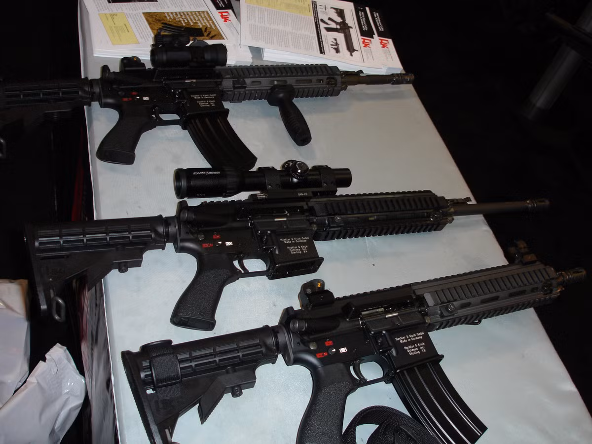 HK416 được thiết kế trên nền tảng khẩu AR-15 của chính nước Mỹ, nhưng có những cải tiến đáng kể lấy từ khẩu G36 đang phục vụ trong Quân đội Đức. Khẩu súng này được đưa vào sử dụng từ năm 2004 đến nay, dùng đạn cỡ 5,56x45mm NATO, tốc độ bắn lý thuyết 850 phát/phút, tầm bắn hiệu quả 300m.