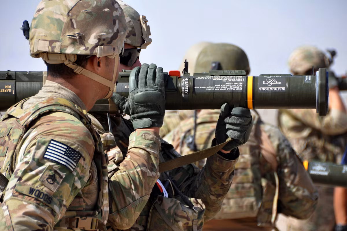 Về vũ khí chống tăng mang vác, kể từ khi khẩu M72 LAW nghỉ hưu, người Mỹ không tự chế tạo bất kỳ khẩu súng chống tăng cá nhân nào nữa. Thay vào đó, họ mua và sử dụng khẩu AT4 84mm do Thụy Điển thiết kế. Công ty ATK của Mỹ đã mua giấy phép và chế tạo tới 300.000 khẩu AT4 cung cấp cho Quân đội Mỹ và phục vụ xuất khẩu.