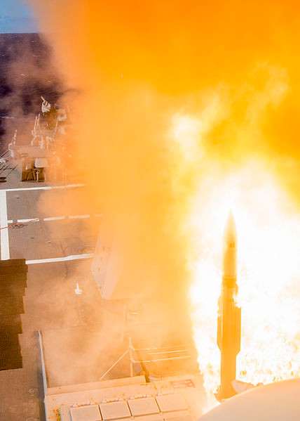 Với tối đa đến 96 quả tên lửa SM-2 cho phép tàu khu trục DDG-110 đảm bảo “ô phòng không” rộng lớn bảo vệ cả một biên đội tàu chiến trước mọi mối đe dọa từ trên không. Các máy bay chiến đấu đe dọa sẽ bị bắn hạ ngoài cả tầm phóng tên lửa của chúng. Ví dụ loại J-11 của Trung Quốc hiện chỉ trang bị các tên lửa chống hạm có tầm bắn 50-70km.