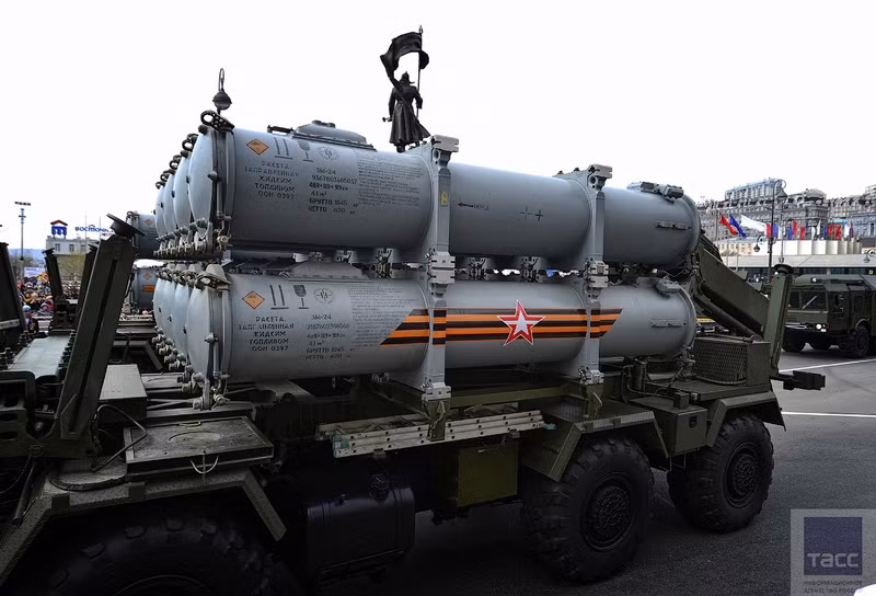 Các xe phóng tự hành tổ hợp tên lửa phòng thủ bờ biển Bal-E trang bị cho Hạm đội Thái Bình Dương.