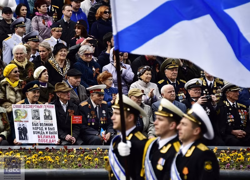 Lá cờ Hải quân tung bay trong cuộc duyệt binh.