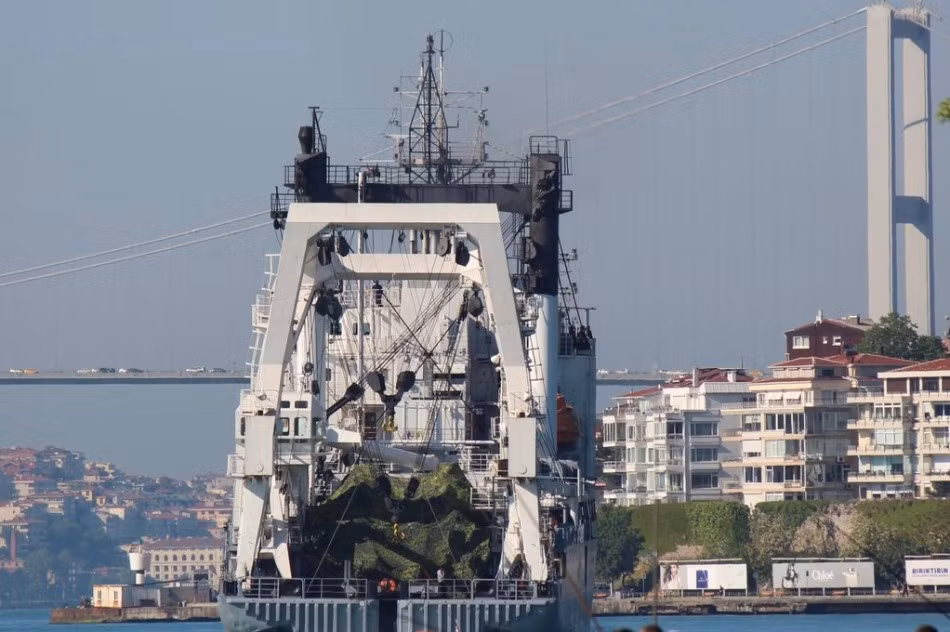 Phía Thổ Nhĩ Kỳ đã điều một tàu bảo vệ bờ biển, hai trực thăng cảnh sát biển giám sát chiếc tàu Nga trong khoảng 1 giờ, khi nó di chuyển từ biển Đen qua eo biển Bosphorus, sang Địa Trung Hải. Ảnh: Tàu vận tải KIL-158 với hai đơn vị vũ khí được ngụy trang cẩn thận đang vượt eo biển Bosphorus.