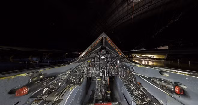 Tại khu vực Chiến tranh Lạnh, đây là phía trước buồng lái của máy bay siêu thanh SR-71 Blackbird...