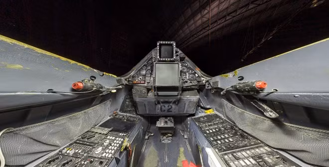 ...và phía sau buồng lái.