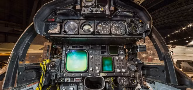 .. và phía sau buồng lái của nó.