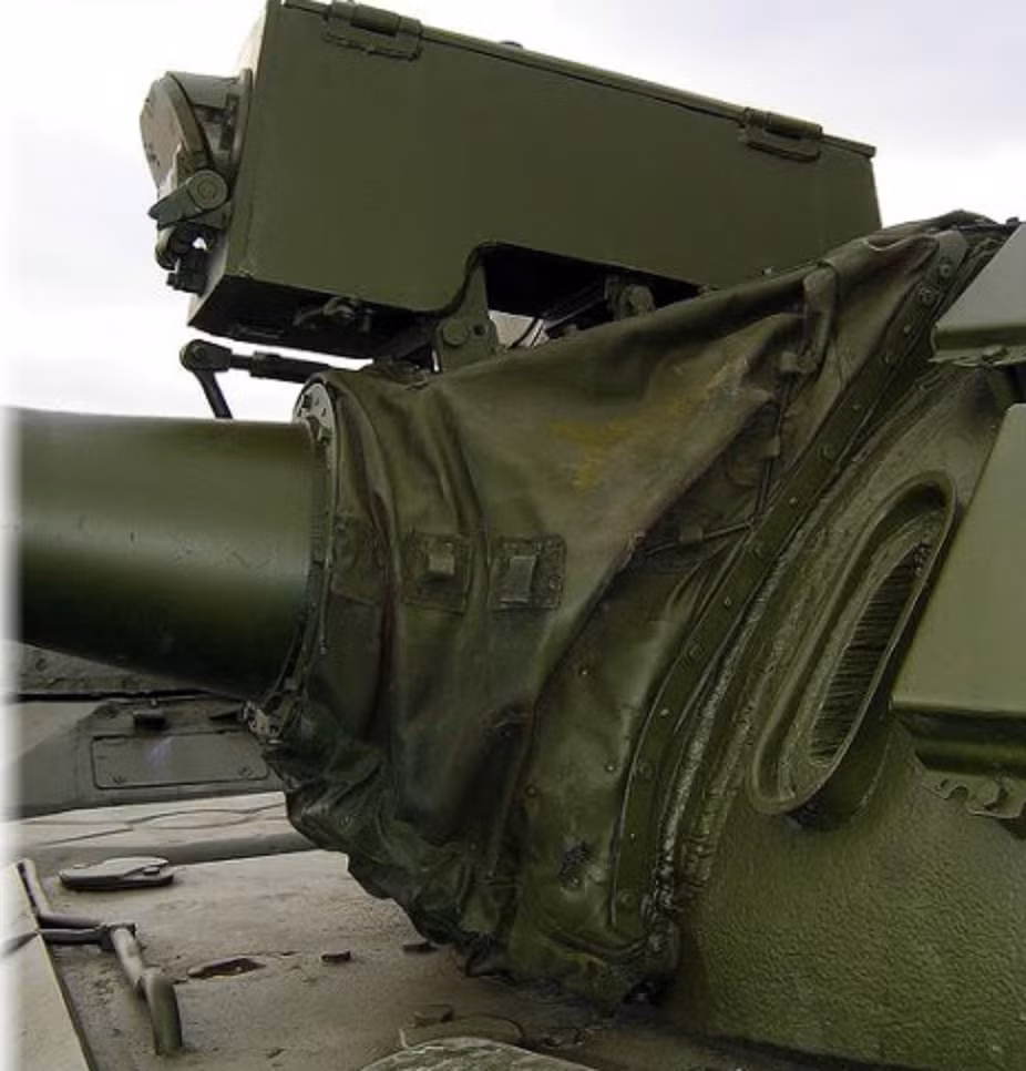 Cận cảnh thiết bị đo xa laser KTD-2 lắp trên T-55M. 