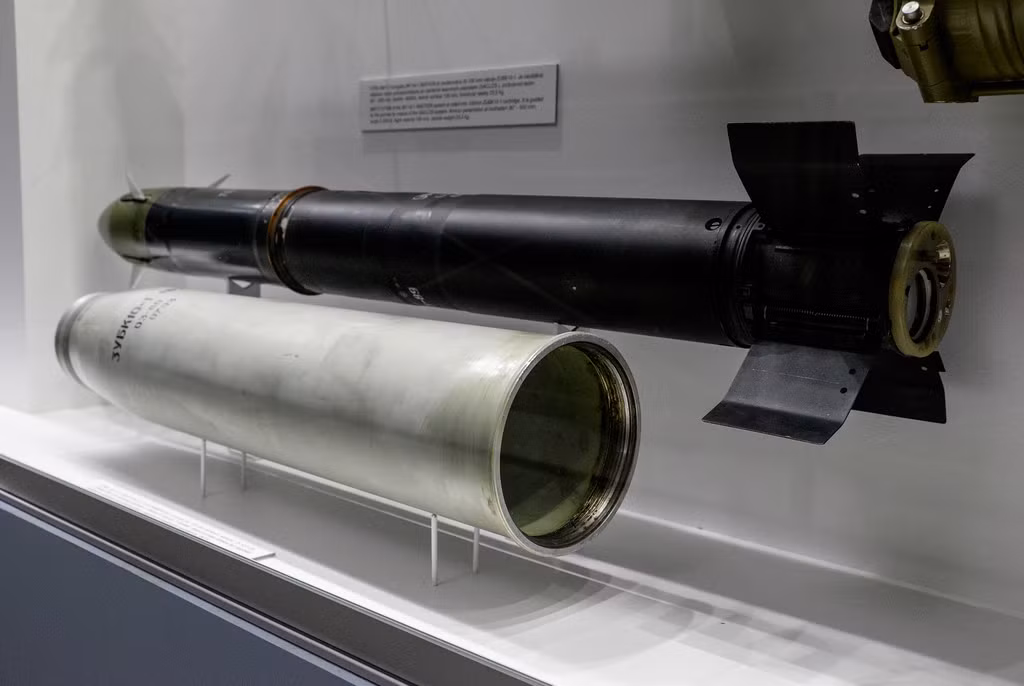 Cụ thể, tên lửa chống tăng có thể triển khai cho xe tăng T-55 là 9M117 Bastion được phát triển từ đầu những năm 1980 nhằm tăng cường hỏa lực tấn công tầm xa cho các dòng tăng cũ T-55 và T-62. 