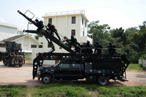 Kịch bản diễn tập được đưa ra là: Sau khi vụ cướp tàu hàng tại Brunei bị lực lượng đặc công, đặc nhiệm an ninh hàng hải đa quốc gia triệt hạ, lực lượng đặc nhiệm chống khủng bố trên bờ sẽ tiến hành chiến dịch đột kích vào tòa nhà chỉ huy của tổ chức khủng bố trên đất liền (tại Singapore). Nguồn ảnh: QĐND