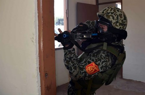 Theo yêu cầu của ban chỉ đạo diễn tập, đoàn Việt Nam sẽ tấn công tầng 1 của tòa nhà có khủng bố; đoàn Indonesia đảm trách tầng 2; tầng 3 và 4 do Thái Lan phụ trách. Tuy nhiên, các lực lượng sẽ không tác chiến đơn lẻ, mà phải đồng loạt tấn công tất cả các tòa nhà cùng lúc để hạn chế thương vong đến mức tối đa và có hiệu quả cao nhất trong quá trình tấn công mục tiêu. Nguồn ảnh: QĐND