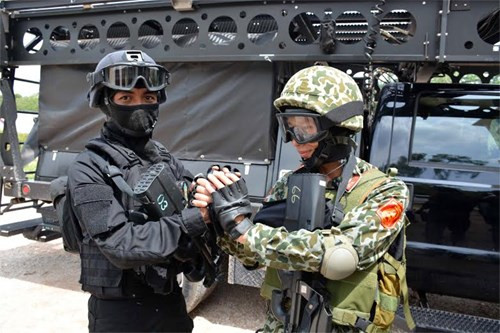 Dường như các chiến sĩ Đặc công Việt Nam sử dụng với trang bị hỗ trợ đi kèm (mũ bảo hiểm, kính bảo hiểm, áo giáp, súng ống) của nước chủ nhà Singapore. Nguồn ảnh: Tuổi Trẻ