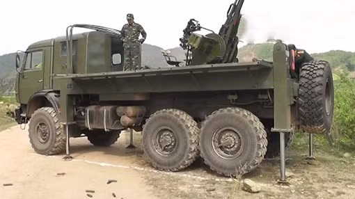 Sau khi được cải tiến, xe đã được trang bị hệ thống chân chống thủy lực tự hành đồng bộ, điều khiển bằng điện, giúp xe, pháo có khả năng triển khai nhanh, có độ ổn định cao đáp ứng yêu cầu tác chiến. Lắp đặt pháo trên xe cũng giảm tối đa sức lực của cán bộ, chiến sĩ khi triển khai và thu hồi pháo. Đặc biệt, mẫu xe cơ sở này còn được cải hoán theo tính mở, cho phép triển khai nhiều loại vũ khí khác như pháo phòng không 37mm, 57mm và pháo mặt đất 105mm, 122mm, 130mm và 152mm có rất nhiều trong quân đội ta.