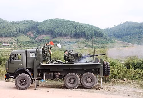 Trong bài viết mới đây về đề tài nghiên cứu chế tạo pháo phòng không tự hành ZU-23-2 của Viện Kỹ thuật cơ giới quân sự (KTCGQS) thuộc Tổng cục Kỹ thuật được đăng tải trên báo Quân đội Nhân dân Online đã đề cập tới việc sử dụng khung gầm đặc chủng Kamz-43118 lắp đặt các loại pháo mặt đất 105mm, 122mm, 130mm, 152mm và tích hợp các hệ thống hiện đại thành một tổ hợp pháo tự hành hoàn chỉnh. Ảnh: Tổ hợp phòng không tự hành 23mm 2 nòng trên khung gầm Kamaz-43118.