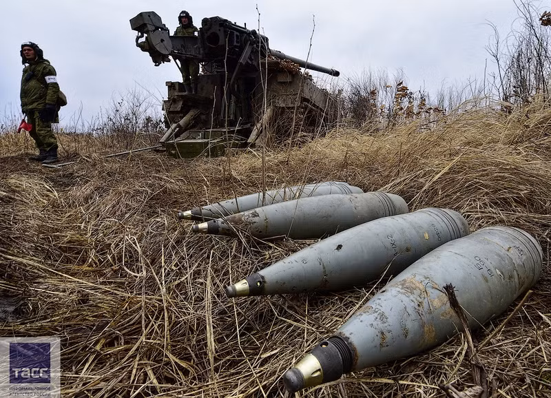 Các đầu đạn pháo cỡ 1522mm nằm sẵn trên đất chuẩn bị cho cuộc bắn.